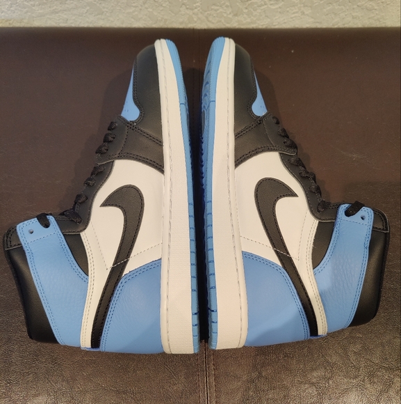 Nike Jordan 1 Retro High OG "Unc Toe" - Picture 5 of 7